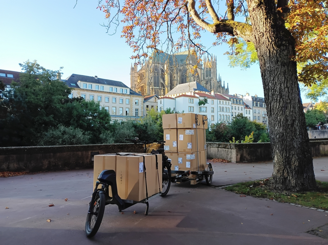 Vélo cargo avec la cathédrale de Metz en toile de fond